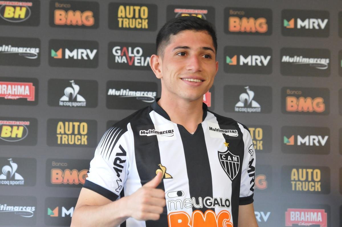 Meia-atacante venezuelano Jefferson Savarino, de 23 anos, foi apresentado pelo gerente de futebol Marques, do Atltico, na Cidade do Galo