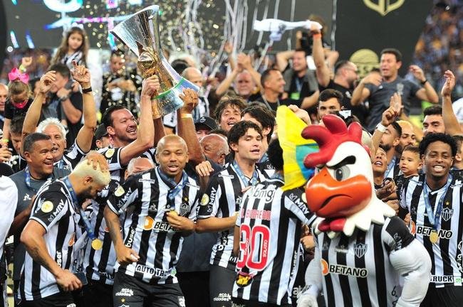 Atltico ergue a taa de campeo brasileiro e d a volta olmpica diante da torcida alvinegra, no Mineiro