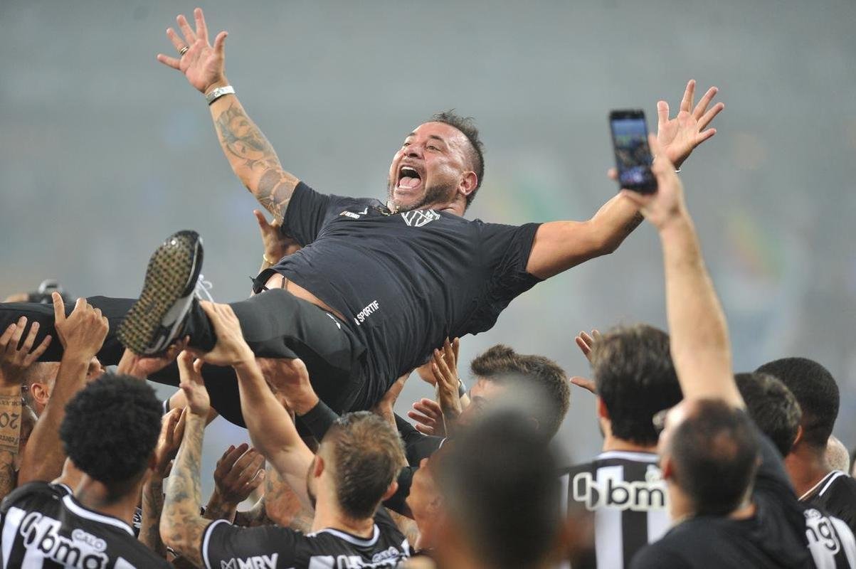 Festa do Atltico no Mineiro pela conquista do tricampeonato mineiro. Galo derrotou o Cruzeiro por 3 a 1 na final nica do estadual. Gols foram de Hulk (2) e Nacho