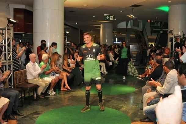 Amrica apresentou coleo de uniformes 2016, desenhados pelo estilista Ronaldo Fraga e produzidos pela Lupo