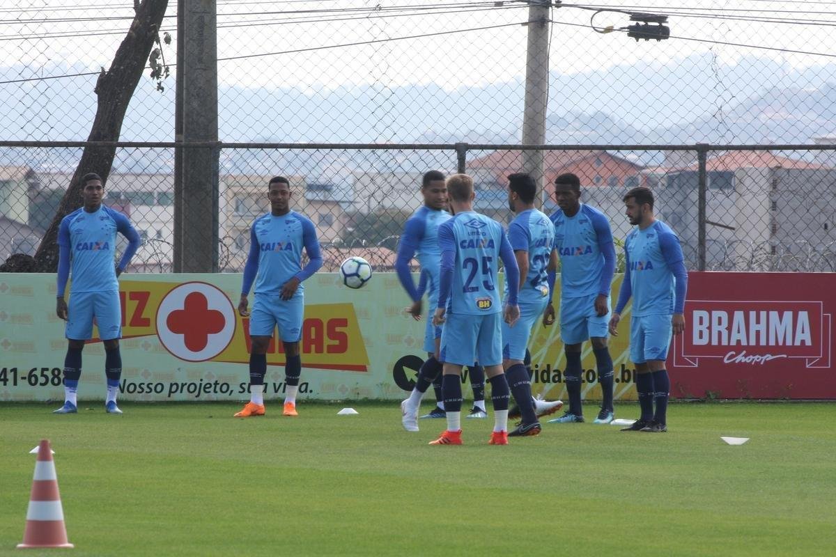 Presidente do Cruzeiro, Wagner Pires de S, acompanhou treino deste sbado, na Toca da Raposa II. Mais uma vez, Arrascaeta treinou normalmente e est cotado para iniciar como titular diante do Atltico-PR, na segunda-feira, no Mineiro, pelas oitavas de final da Copa do Brasil