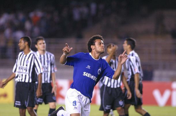 Fred em ação pelo Cruzeiro entre 2004 e 2005