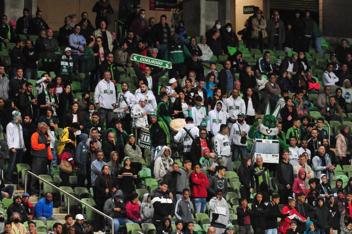 Fotos da torcida do Amrica na partida contra o Botafogo, no Independncia, pela stima rodada do Campeonato Brasileiro