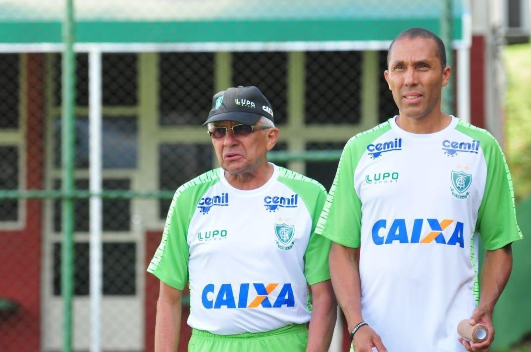 Tcnico acompanhou treinamento regenerativo do elenco nesta segunda-feira