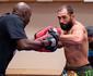 Com a sada de Werdum e Velasquez, Hendricks espera ser promovido a principal atrao 