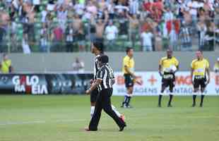 Dona Miguelina ao lado de Ronaldinho Gacho, em 12 de maio de 2013, antes de clssico contra o Cruzeiro, pela final do Campeonato Mineiro. Na ocasio, ela foi homenageada pela torcida do Galo no Independncia
