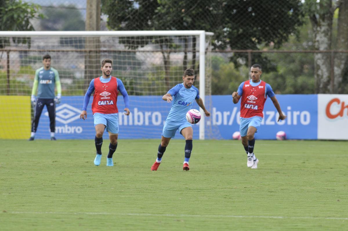 Mano Menezes montou Cruzeiro que deve encarar o Villa Nova no sbado e promoveu trs mudanas em relao ao ltimo jogo: Murilo entrou na vaga de Leo, Egdio no lugar de Marcelo Hermes e Robinho deu lugar a Ariel Cabral
