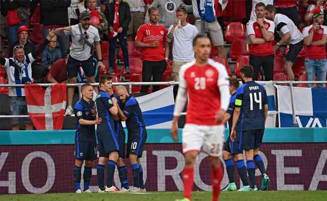 Jogadores da Finlândia comemoram primeiro gol do país na história da Euro