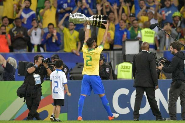 Seleção Brasileira derrota Peru por 3 a 1, conquista Copa América e ergue a taça no Maracanã; veja as fotos da festa do Brasil