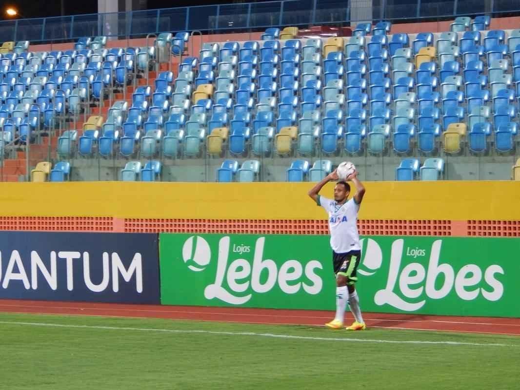 Imagens do duelo entre Gois e Amrica, com portes fechados no Estdio Olmpico