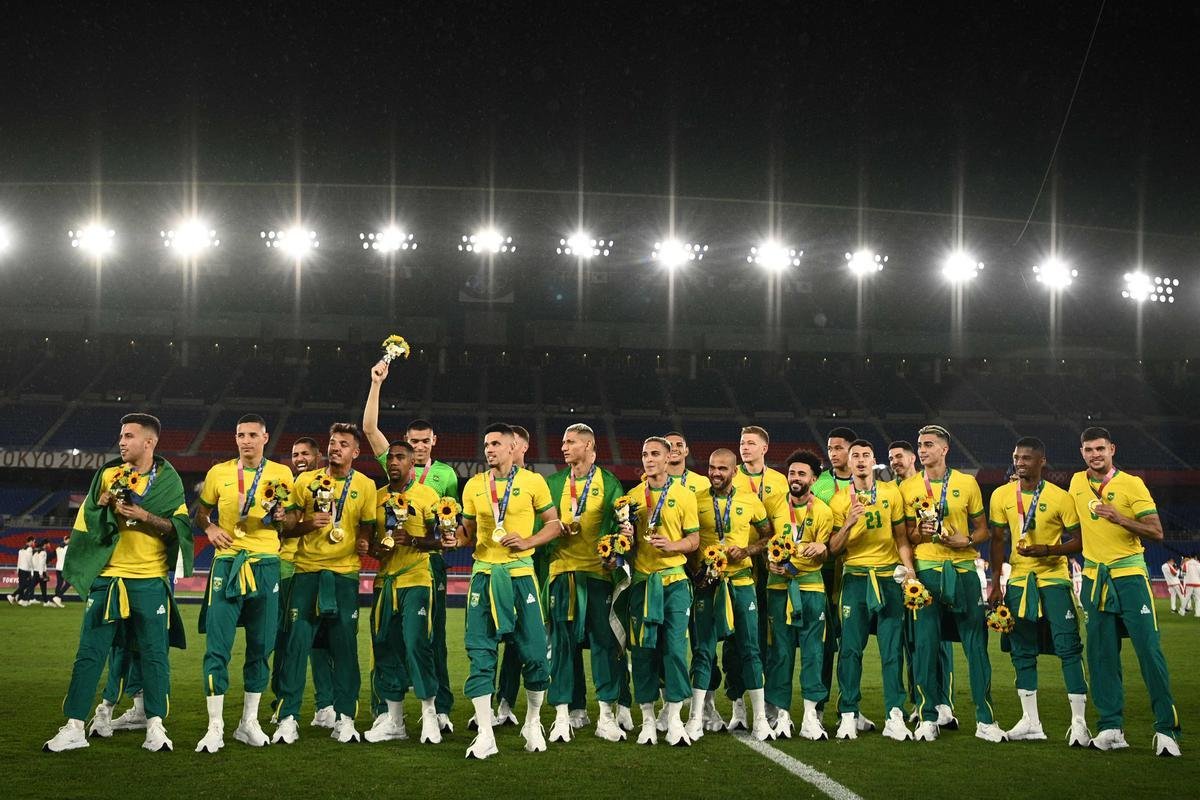 Jogadores da Seleo Brasileira recebem a medalha de ouro pela conquista olmpica no futebol