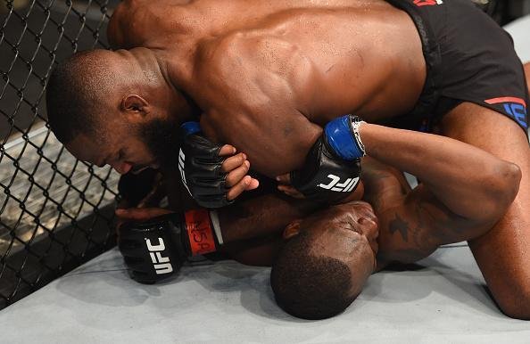 Jon Jones volta ao octógono do UFC e conquista cinturão interino