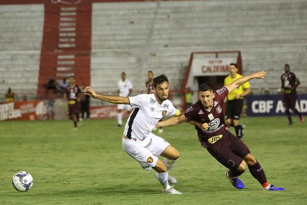 Em desvantagem no placar, o Sport tentou reagir na partida no segundo tempo, mas não conseguiu furar a defesa timbu nos primeiros minutos. Ainda perdeu o atacante Marquinhos, expulso após falta dura.