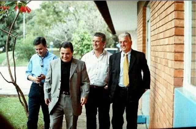 23/09/2001 Dirigentes do Cruzeiro e o novo tcnico de futebol do time, Marco Aurlio Moreira (direita, gravata amarela), na Toca da Raposa, no bairro Pampulha, em Belo Horizonte. Na foto, deputado e presidente do time, Zez Perrella, superintendente de Futebol do Cruzeiro, Alvimar de Oliveira Costa e o diretor de Futebol do clube, Eduardo Maluf
