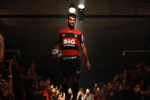 Festa de lançamento dos novos uniformes contou com a presença de jogadores e show de Paralamas de Sucesso