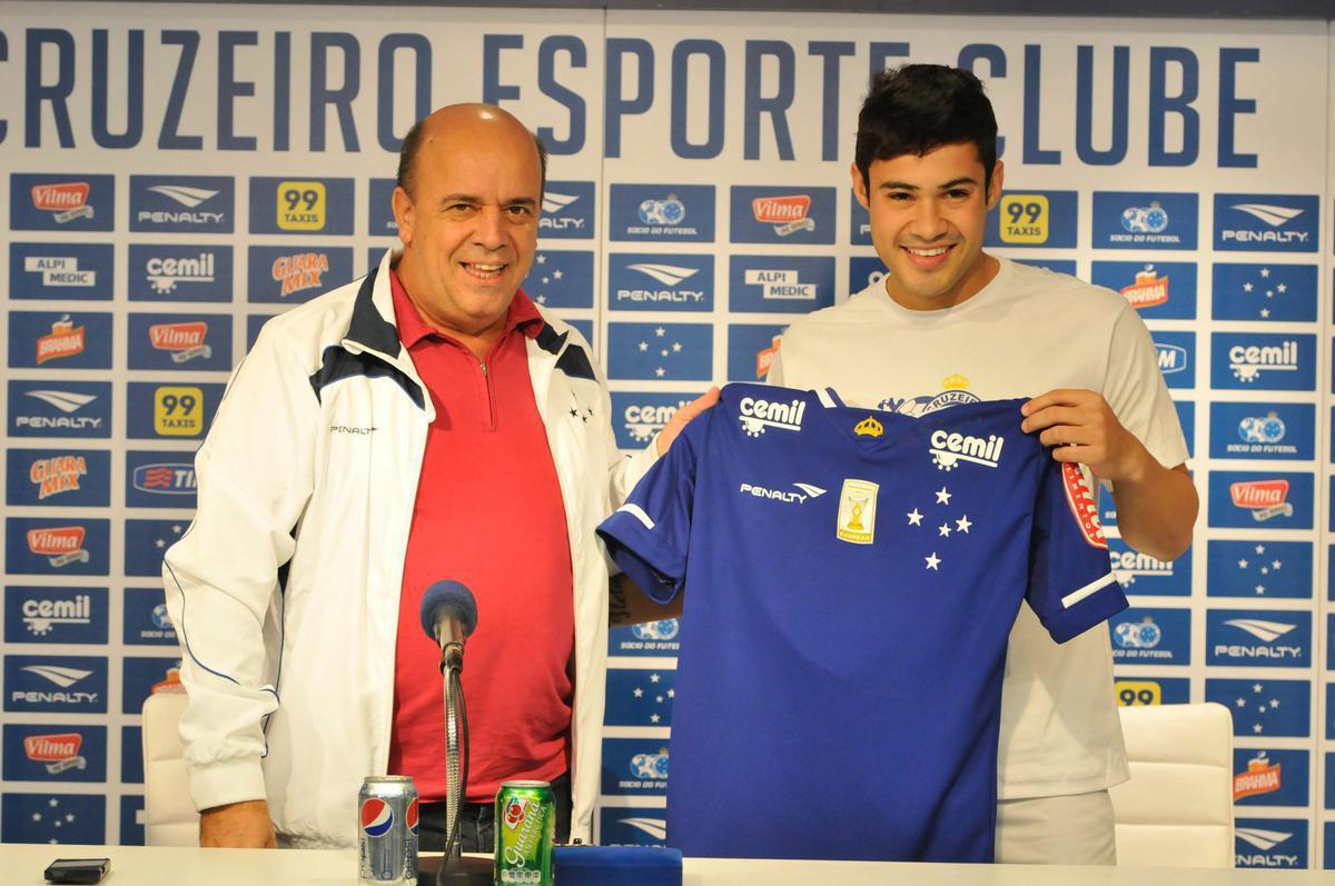 Goleador na base, Vincius Arajo subiu ao time principal do Cruzeiro em 2013, aos 20 anos. Logo na primeira temporada, conseguiu bons nmeros: 11 gols em 27 partidas. No Campeonato Brasileiro, do qual a Raposa se sagrou campe, o jovem centroavante balanou a rede sete vezes, mesmo nmero de Willian e Everton Ribeiro. Em janeiro de 2014, o Valencia, da Espanha, comprou 50% de seus direitos econmicos por 3,5 milhes de euros (R$ 11,5 milhes). Na Europa, a carreira do atleta declinou, e ele no conseguiu jogar em alto nvel nem mesmo na volta ao Brasil. Na segunda passagem pelo Cruzeiro, em 2015, Vincius fez trs gols em 14 jogos. Hoje, aos 27 anos, o atacante disputa a segunda diviso do Japo no Montedio Yamagata, pelo qual anotou 10 gols em 28 rodadas.
