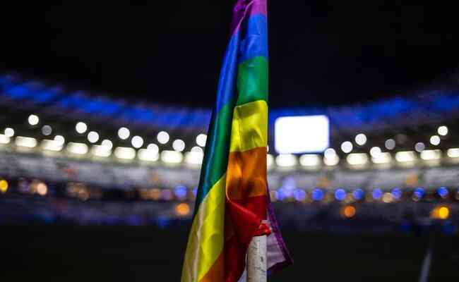 Cruzeiro adota as cores do arco-íris, que representa o grupo LGBTQIAP+, bandeirinhas de escanteio 