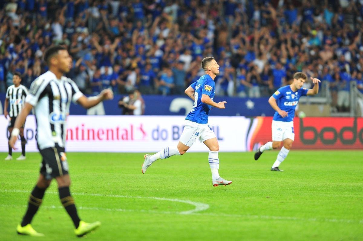 Fotos do primeiro tempo, no Mineiro; Thiago Neves abriu o placar para o Cruzeiro, e Gabriel Barbosa empatou para o Santos