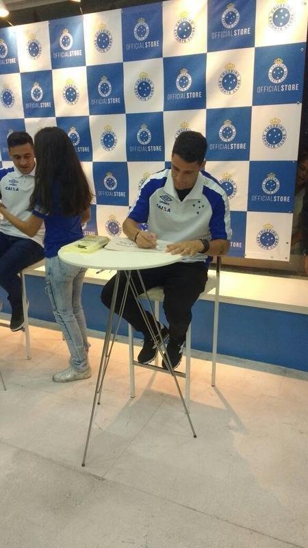 Torcedores do Cruzeiro ganharam autgrafos do volante Hudson e dos meias Thiago Neves e Robinho