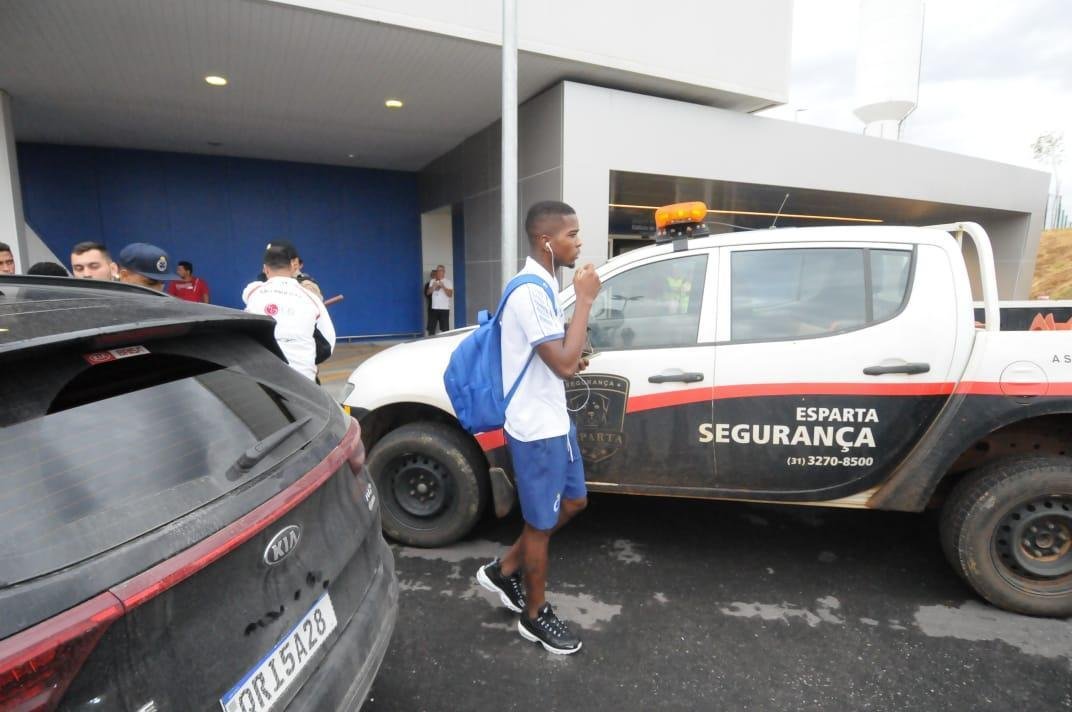 No desembarque do Cruzeiro em Confins, aps o jogo contra o Cear, tcnico Rogrio Ceni foi ovacionado por torcedores presentes no aeroporto. J o meia Thiago Neves, apontado como piv do atrito com o tcnico, foi criticado. Assim como treinador, goleiro Fbio foi ovacionado pelos cruzeirenses na chegada.
