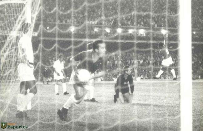 Imagens da vit�ria do Cruzeiro sobre o Santos, por 6 a 2, no Mineir�o, no jogo de ida da final da Ta�a Brasil de 1966. Gols celestes foram marcados por Z� Carlos (contra), Natal, Dirceu Lopes (3) e Tost�o (p�nalti)