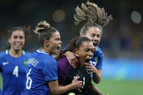 Imagens emocionantes das cobranas de pnaltis no Mineiro e da classificao do Brasil s semifinais do torneio feminino de futebol dos Jogos Olmpicos. Goleira Brbara pegou pnalti e deu vitria  Seleo por 7 a 6 sobre a Austrlia. Com 52 mil pagantes, estdio foi  loucura.