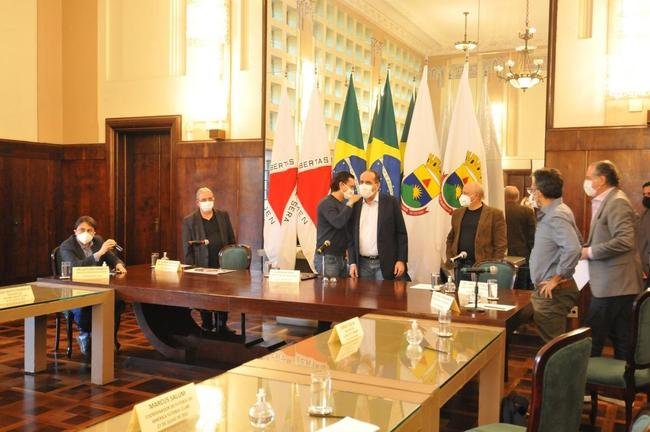 Reunio entre a Prefeitura de Belo Horizonte definiu a liberao de 30% de pblico nos jogos de Amrica, Atltico e Cruzeiro. Agora, para atuar diante de suas torcidas, os clubes precisam ter o aval das confederaes. No momento, apenas a Conmebol autorizou partidas com torcida na Copa Libertadores e na Copa Sul-Americana. A CBF ainda no permitiu em duelos do Campeonato Brasileiro.