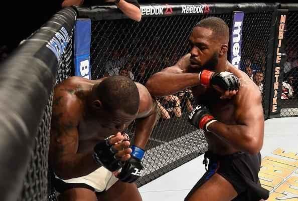Jon Jones volta ao octógono do UFC e conquista cinturão interino