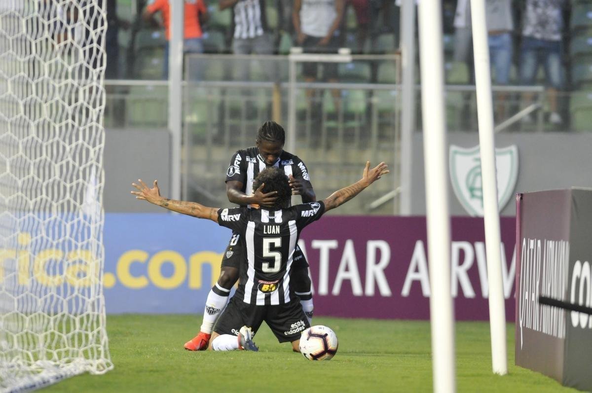 No primeiro tempo, Atltico abriu 3 a 1 no placar, com gols de Luan e Ricardo Oliveira (2)