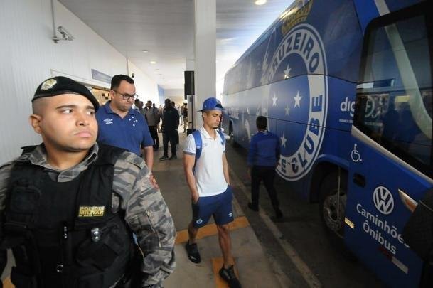 No desembarque do Cruzeiro em Confins, após o jogo contra o Ceará, técnico Rogério Ceni foi ovacionado por torcedores presentes no aeroporto. Já o meia Thiago Neves, apontado como pivô do atrito com o técnico, foi criticado. Assim como treinador, goleiro Fábio foi ovacionado pelos cruzeirenses na chegada.