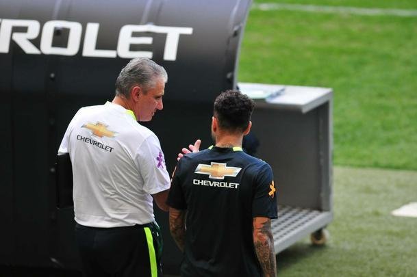 Seleo Brasileira fez, nesta tera  tarde, o seu primeiro treino no Mineiro, em Belo Horizonte, onde enfrentar a Argentina, na quinta, pelas Eliminatrias da Copa. O craque Neymar, do Barcelona, juntou-se ao grupo e trabalhou normalmente no gramado.