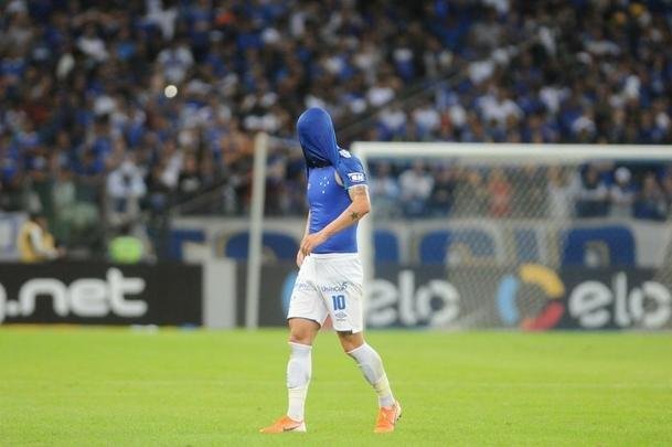 No segundo tempo, Cruzeiro perdeu pnalti com Sass, mas chegou  virada em nova cobrana, dessa vez bem executada por Thiago Neves: 2 a 1