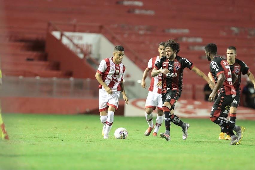 Nutico pressiona na segunda etapa, mas no consegue marcar gol em casa e fica no 0 a 0 com o Vitria. Alvirrubros ao menos impediram crescimento de sequncias de derrotas diante de rival direto na briga contra o rebaixamento