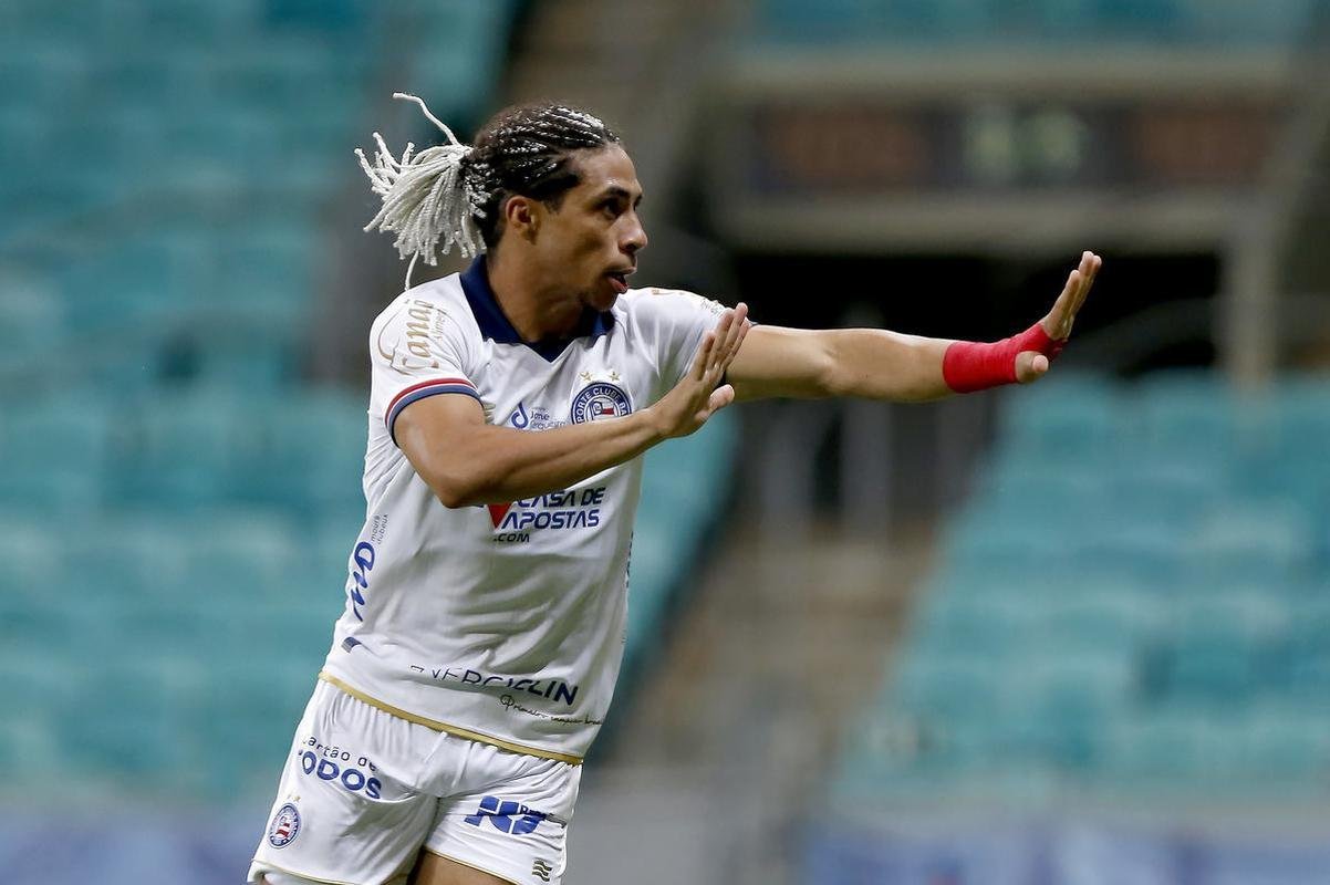 Vitor Jacar marcou dois gols e deu a vitria ao Bahia sobre o Cruzeiro, na Fonte Nova, em Salvador, pela primeira rodada da Srie B