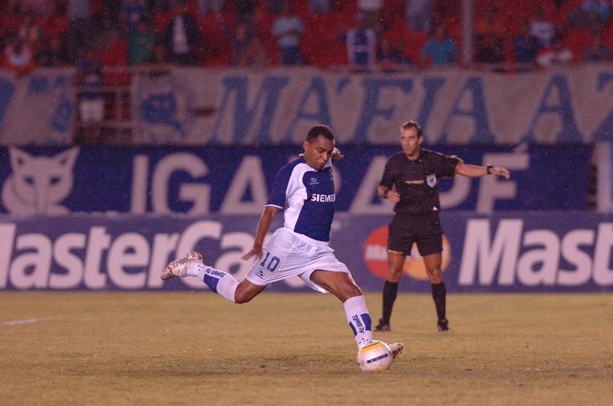 O meia Kelly vestiu a camisa 10 do Cruzeiro em 2005 e fez uma tima temporada. Foram 22 gols em 61 jogos. O desempenho em alto nvel chamou ateno do Al Ain, dos Emirados rabes, que o contratou na temporada seguinte.