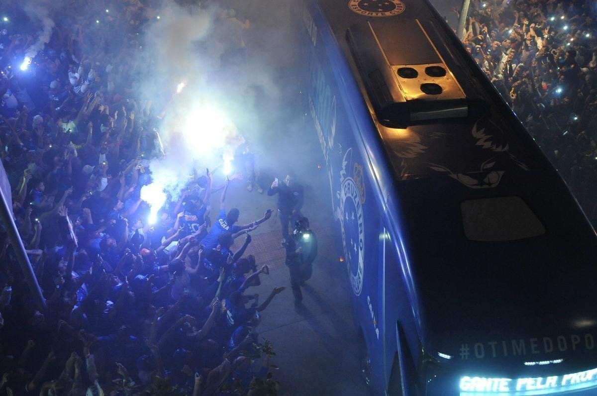 Torcida cruzeirense fez grande festa para recepcionar o time no Mineiro antes do duelo com o Flamengo