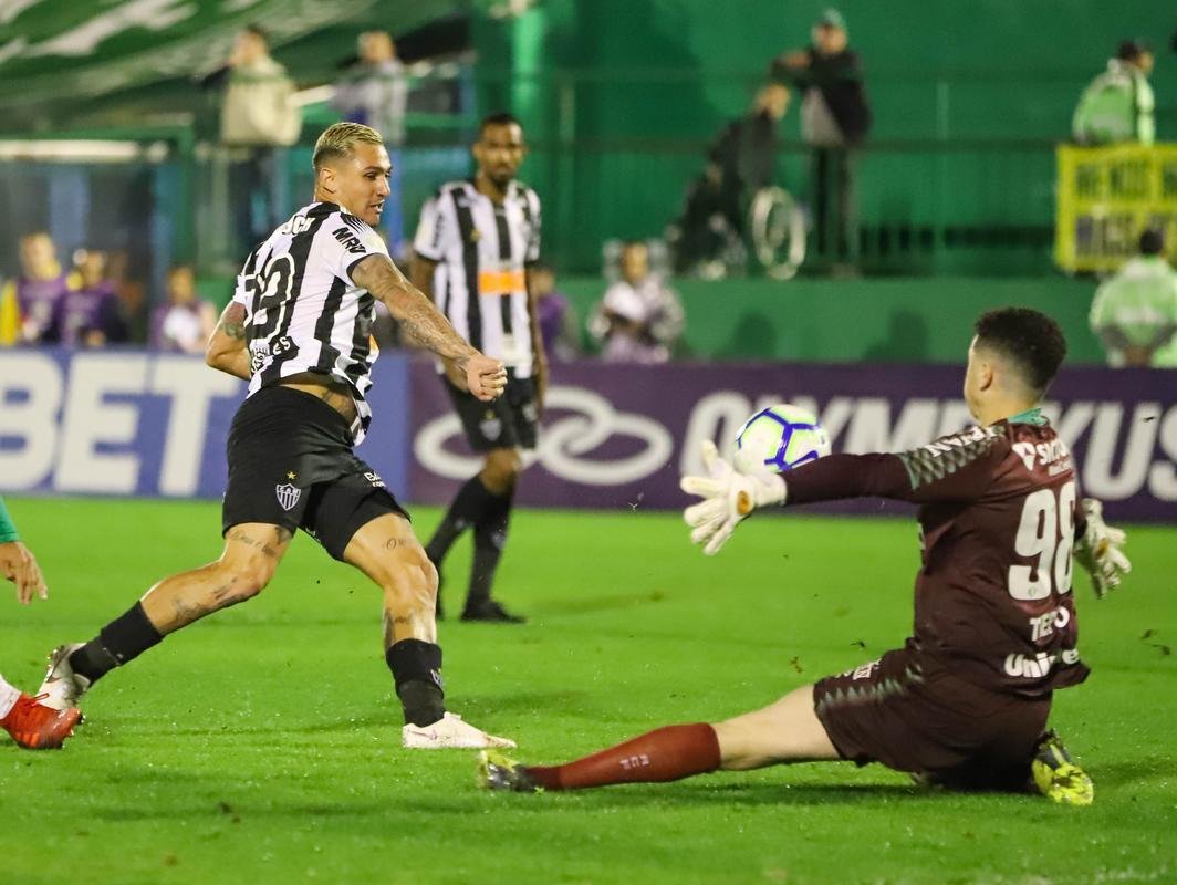 Atltico venceu a Chapecoense de virada por 2 a 1