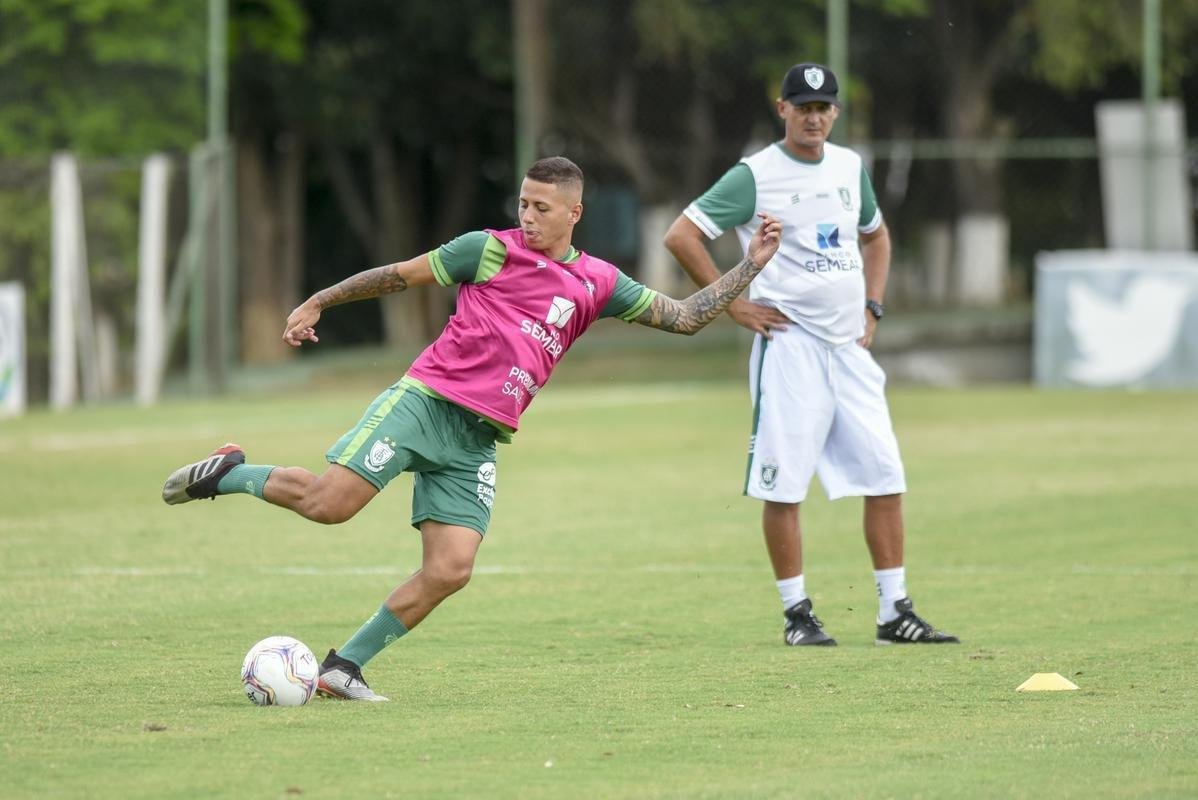 Lisca foi apresentado, conversou com jogadores e assistiu ao treino do América