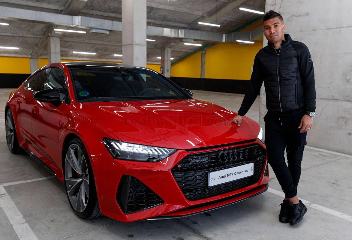 Jogadores do Real Madrid receberam, nesta segunda-feira, carros de presente de uma montadora alem; veja as mquinas!