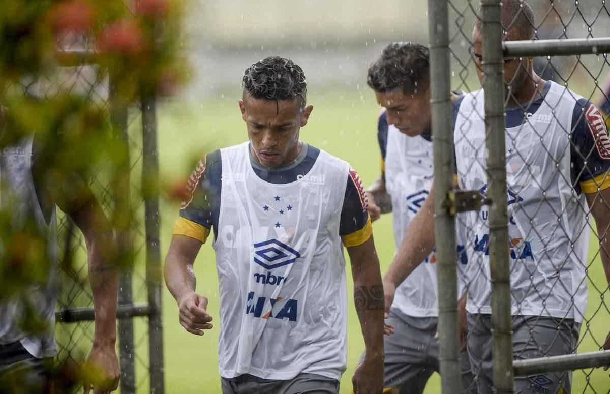 Elenco do Cruzeiro precisou deixar o campo da Toca da Raposa II aps tempestade em BH
