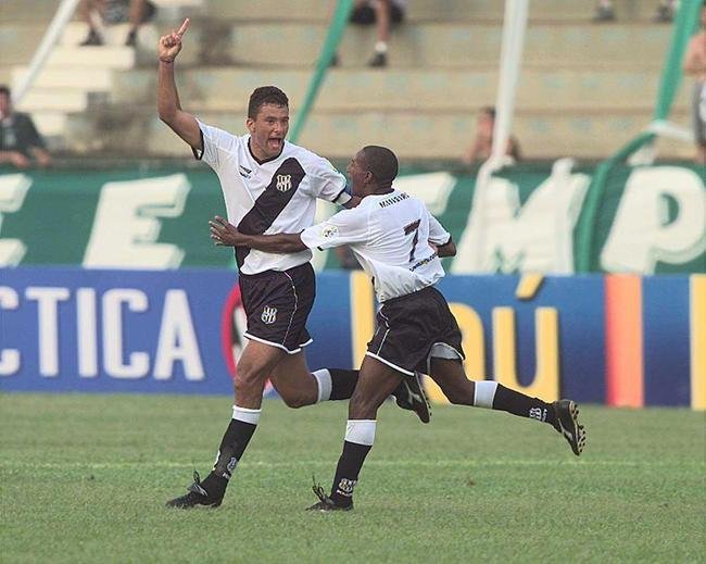 2001 - Washington, da Ponte Preta, foi o artilheiro com 12 gols