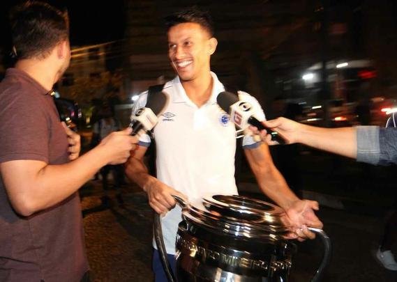Jogadores do Cruzeiro se reuniram em churrascaria de Belo Horizonte para comemorar o título do Campeonato Mineiro
