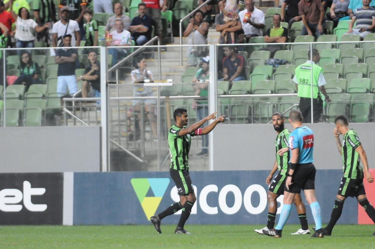 Imagens do duelo entre Amrica e CRB, no Independncia, pela 26 rodada da Srie B