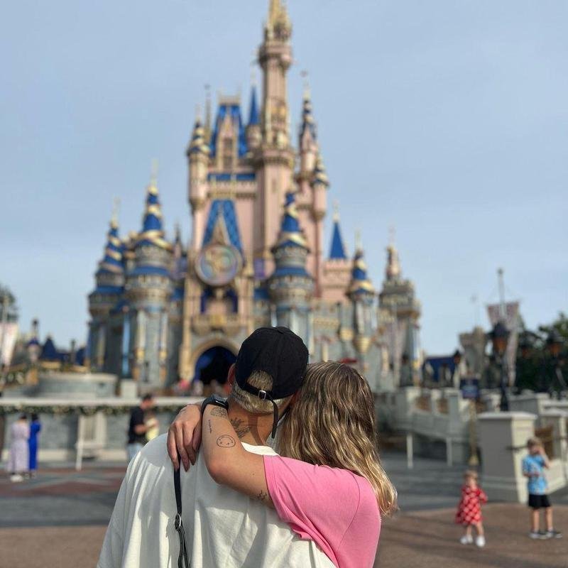 Lateral-direito Guga com a namorada na Disney