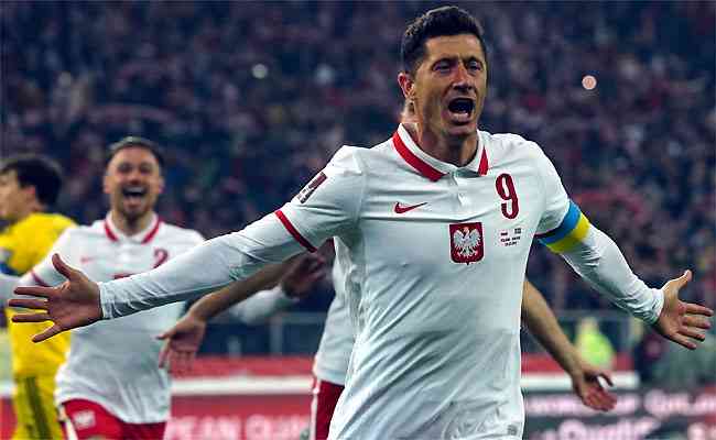 Lewandowski comemora o gol em cobrança de pênalti: artilheiro estará na Copa do Mundo 
