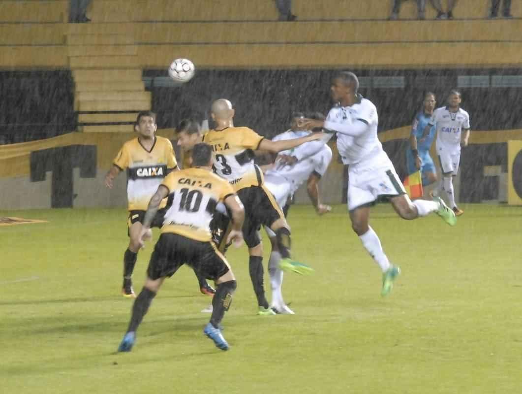 Fotos da vitria de virada do Amrica sobre o Cricima no Estdio Heriberto Hulse, em Cricima, pela Srie B