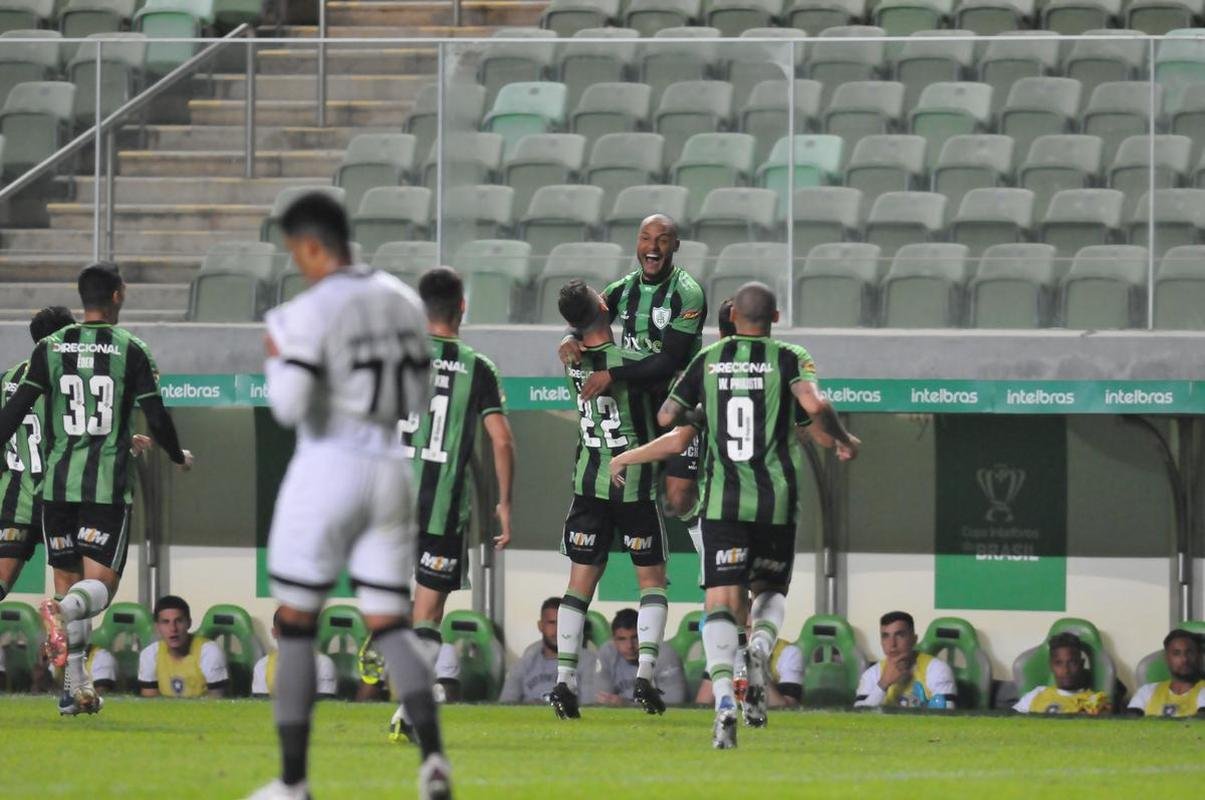 Fotos da vit�ria do Am�rica sobre o Botafogo, por 3 a 0, no Independ�ncia, em Belo Horizonte, pelas oitavas de final da Copa do Brasil. Wellington Paulista, Danilo Avelar e Al� marcaram os gols da vit�ria do Coelho no Horto