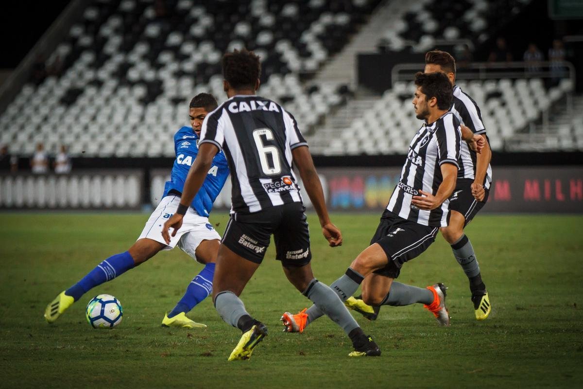 Imagens do jogo entre Botafogo e Cruzeiro, no Estdio Nilton Santos, no Rio de Janeiro