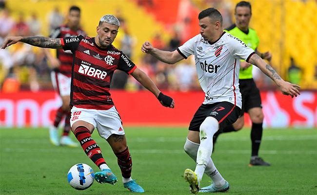 Arrascaeta disputa jogada com Hugo Moura; mais um ttulo da gerao vitoriosa