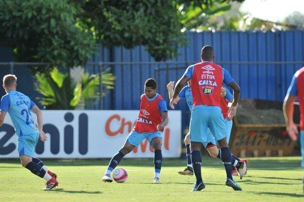Cruzeiro se reapresentou aps estreia na Copa Libertadores e iniciou sua preparao para o clssico de domingo, s 11h, no Independncia, contra o Atltico, pela nona rodada do Mineiro. As novidades foram as presenas do atacante Sass e do zagueiro Cac, da base. Fred foi vetado devido a um estiramento na panturrilha direita. 
